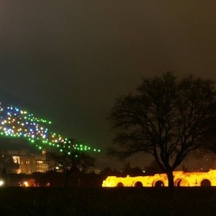 Vánoční strom na svahu Monte Ingino
